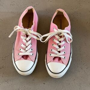 Womens size 8 pink low top converse all stars Chuck Taylors
